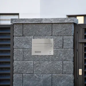 Mała skrzynka na listy z domofonem analogowym i dwoma przyciskami SMDAM 2P