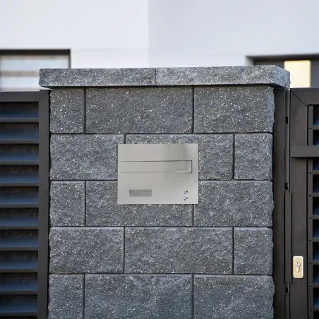 Mała skrzynka na listy z domofonem analogowym i dwoma przyciskami SMDAM 2P