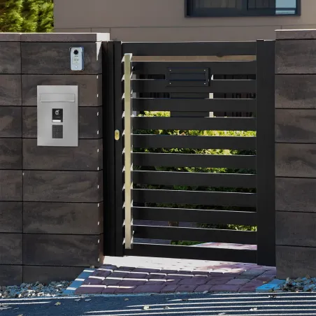 Mała skrzynka na listy z wideodomofonem i klawiaturą mechaniczną SMVM IP