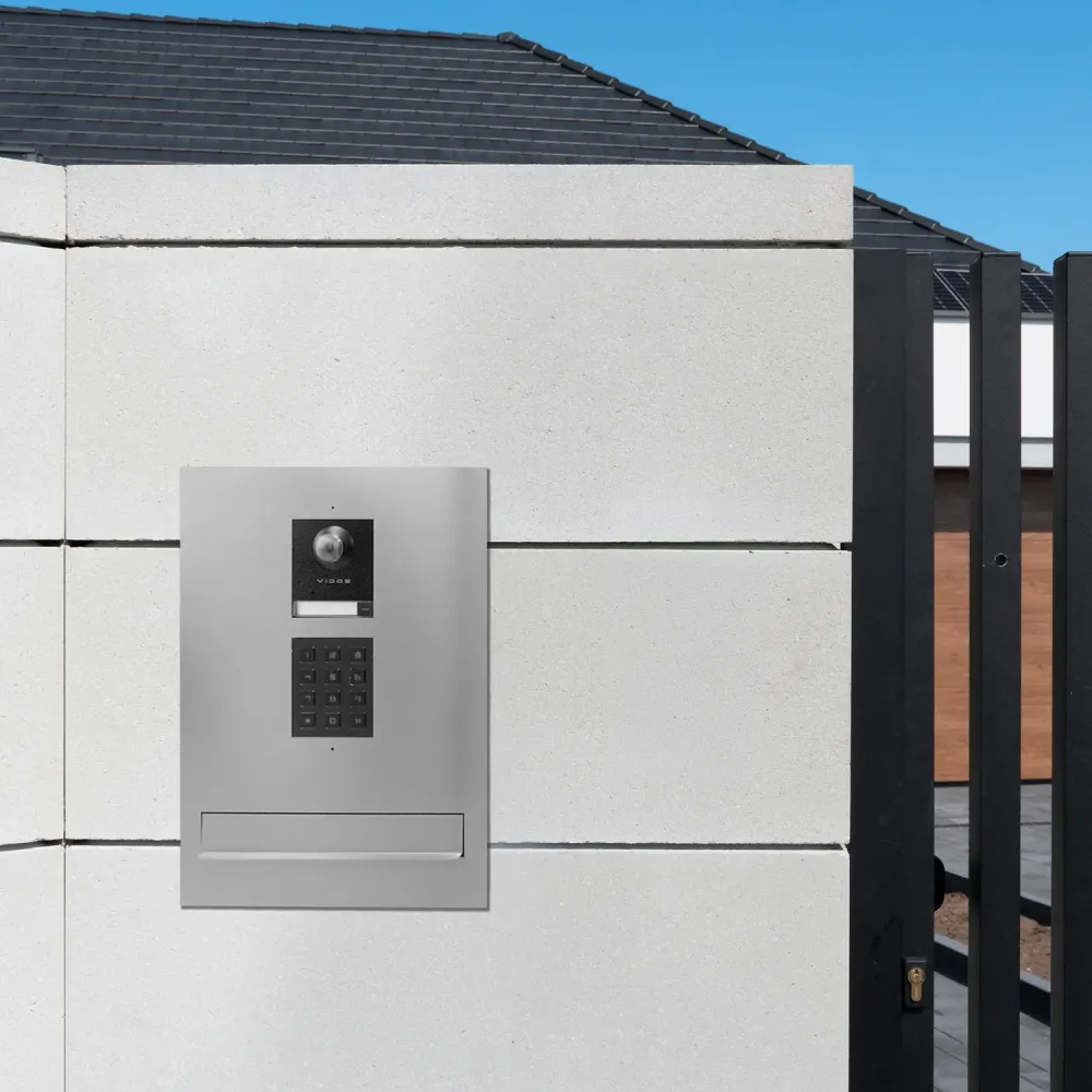 Duża skrzynka na listy z wideodomofonem i klawiaturą mechaniczną SDVM IP