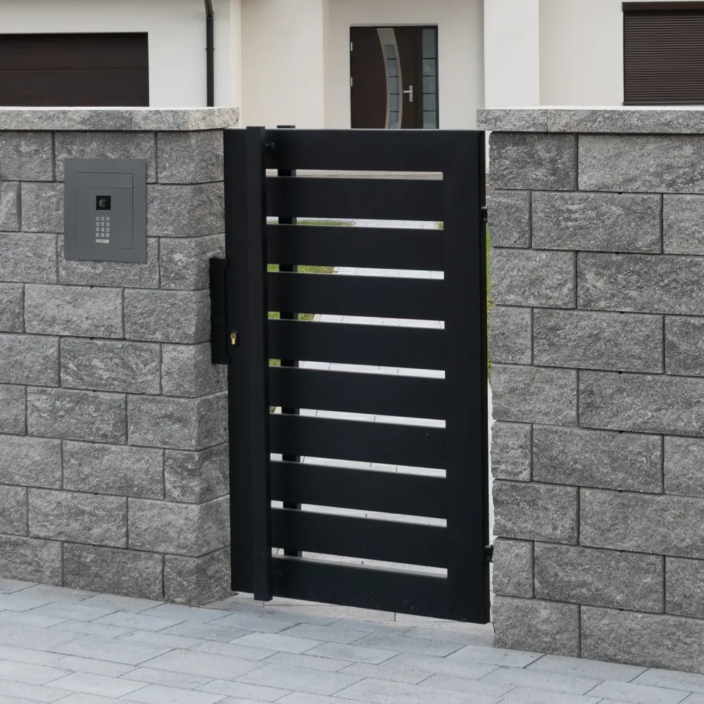 Mała skrzynka na listy z wideodomofonem, klawiaturą mechaniczną i ramą dekoracyjną SMVM X RA