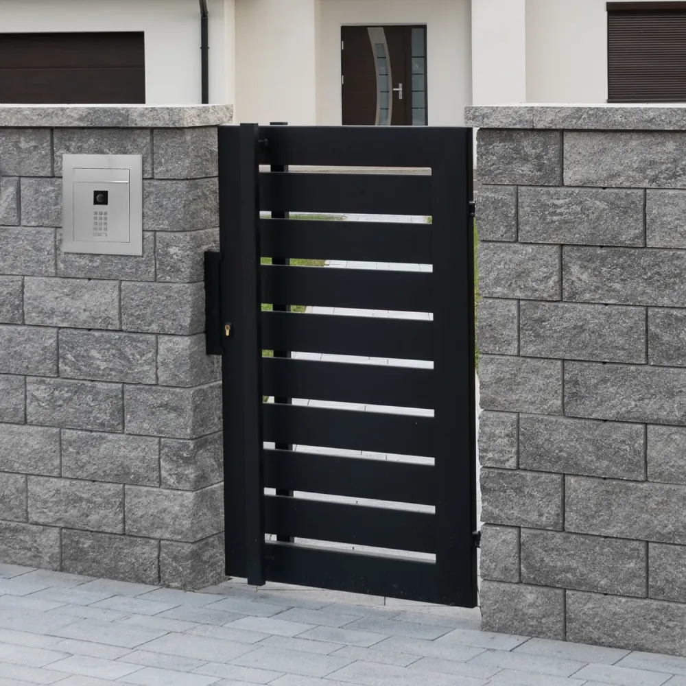 Mała skrzynka na listy z wideodomofonem, klawiaturą mechaniczną i ramą dekoracyjną SMVM X RA