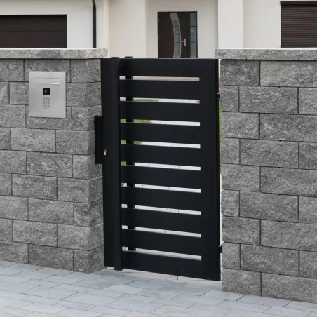 Mała skrzynka na listy z wideodomofonem, klawiaturą mechaniczną i ramą dekoracyjną SMVM X RA