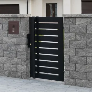 Mała skrzynka na listy z wideodomofonem, klawiaturą mechaniczną i ramą dekoracyjną SMVM X RA