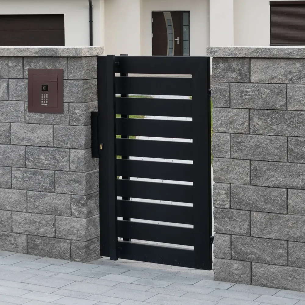 Mała skrzynka na listy z wideodomofonem, klawiaturą mechaniczną i ramą dekoracyjną SMVM X RA