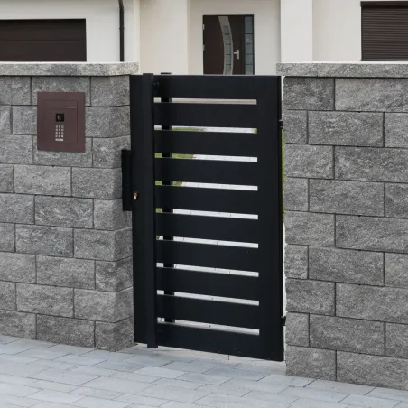 Mała skrzynka na listy z wideodomofonem, klawiaturą mechaniczną i ramą dekoracyjną SMVM X RA