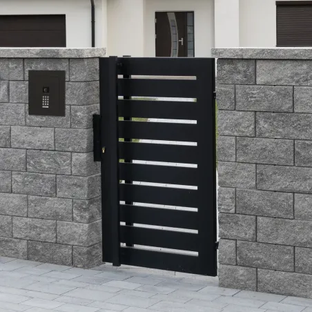 Mała skrzynka na listy z wideodomofonem, klawiaturą mechaniczną i ramą dekoracyjną SMVM X RA