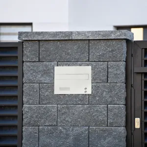 Mała skrzynka na listy z domofonem analogowym i dwoma przyciskami SMDAM 2P