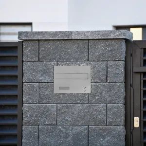 Mała skrzynka na listy z domofonem analogowym i dwoma przyciskami SMDAM 2P