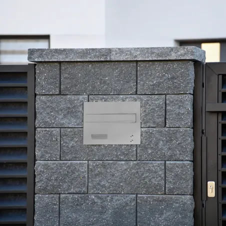 Mała skrzynka na listy z domofonem analogowym i dwoma przyciskami SMDAM 2P